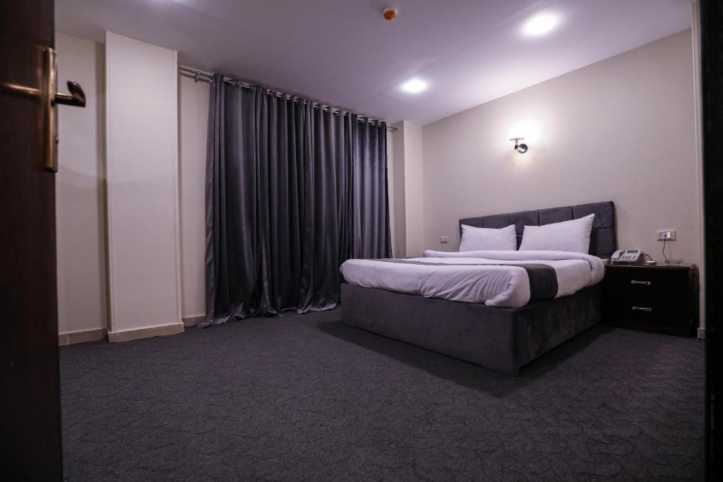 Hotel Royal Plaza photo 2
