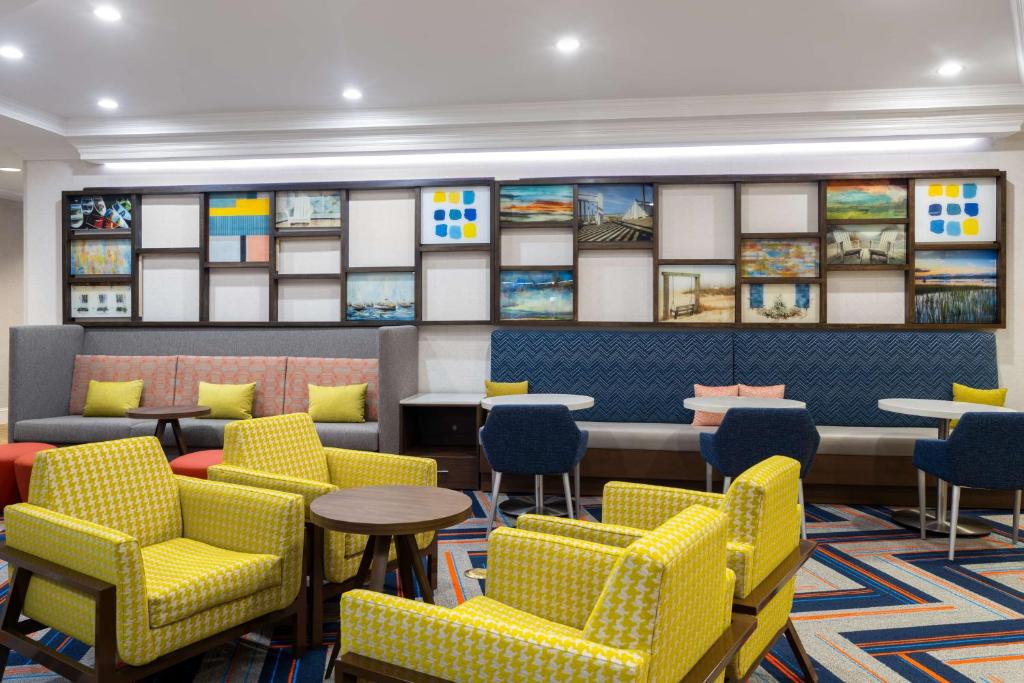 Hampton Inn Charleston North photo 2