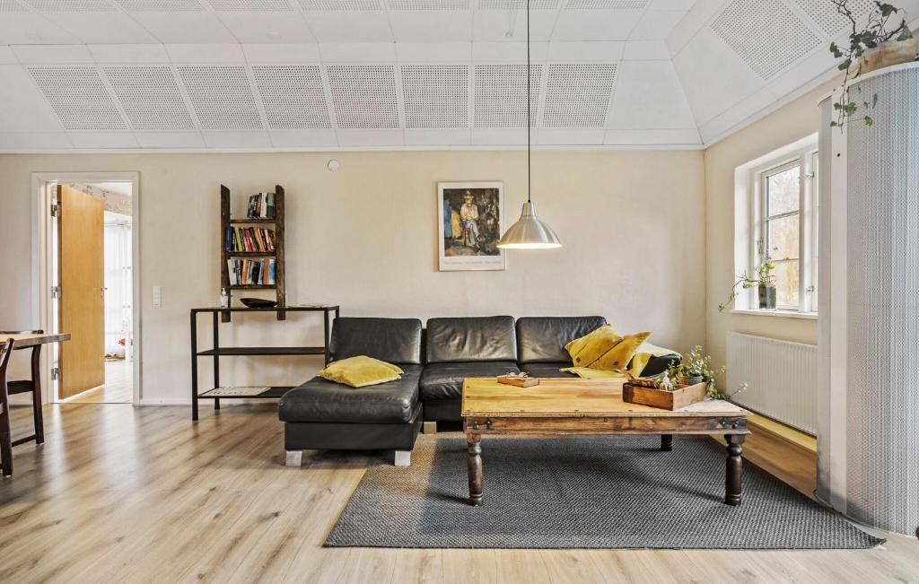 4 Bedroom Awesome Home In Engesvang photo 2