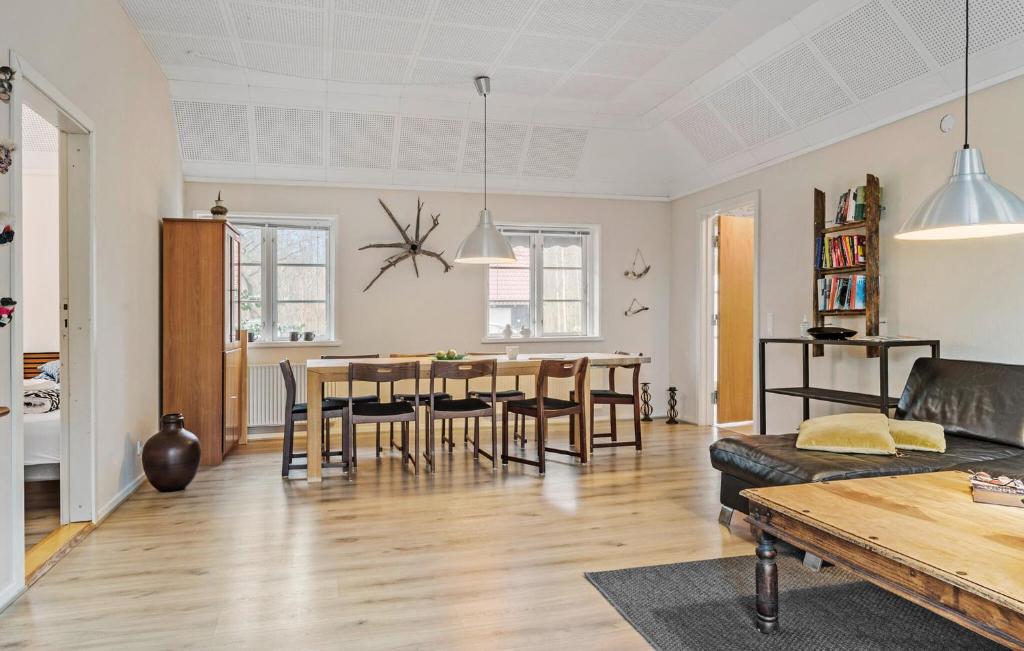 4 Bedroom Awesome Home In Engesvang photo 3