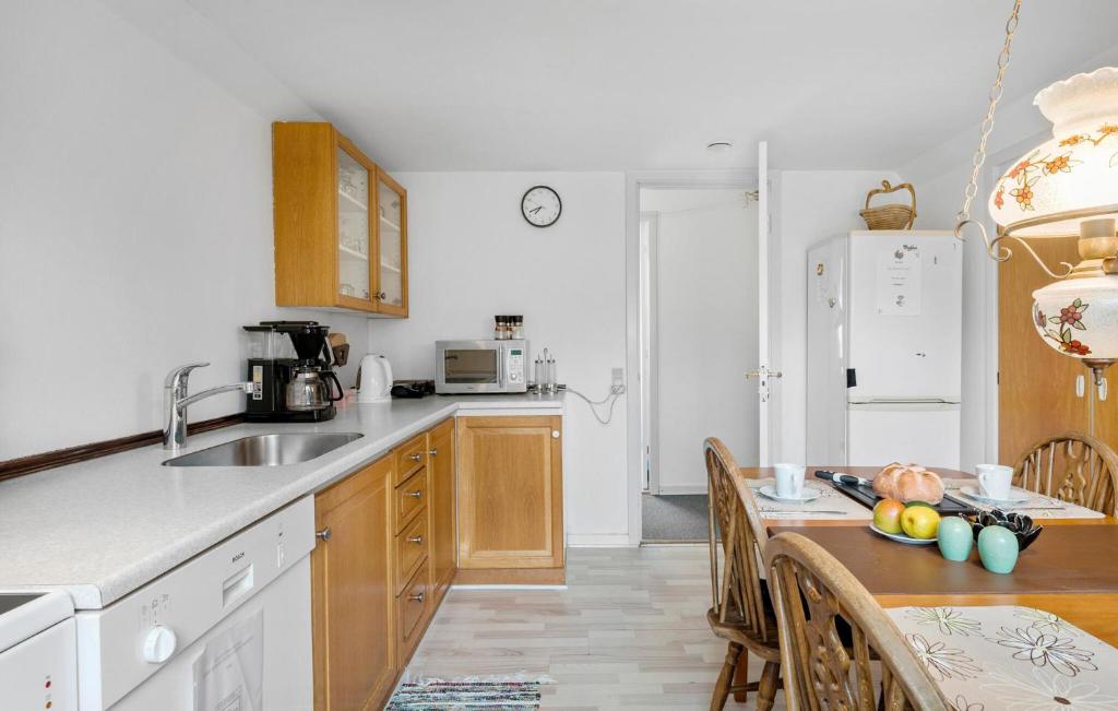 3 Bedroom Lovely Apartment In Engesvang photo 2