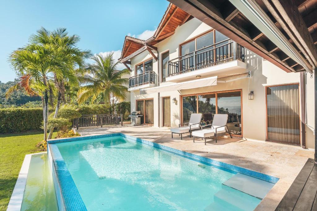 Charming villa with ocean view in Puerto Bahia photo 1