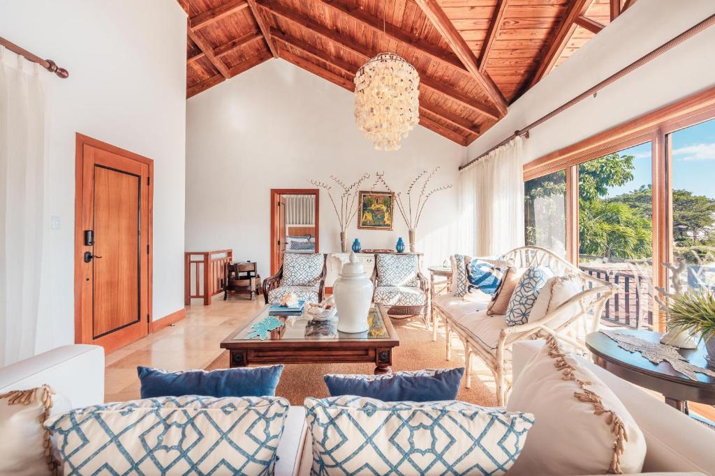 Charming villa with ocean view in Puerto Bahia photo 3