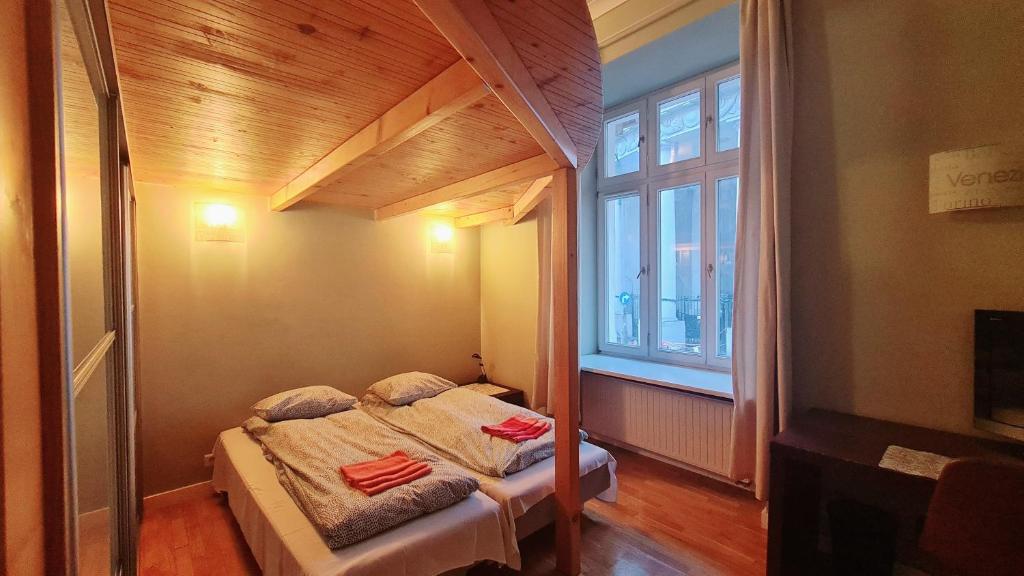 Bright&comfy apt -few min to Main Square