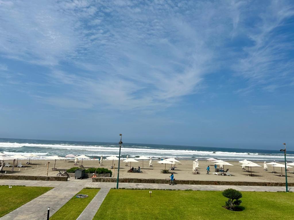 ¡A 3 minutos de la Playa! Hermoso Departamento de Estreno con Piscina y Parrilla photo 2