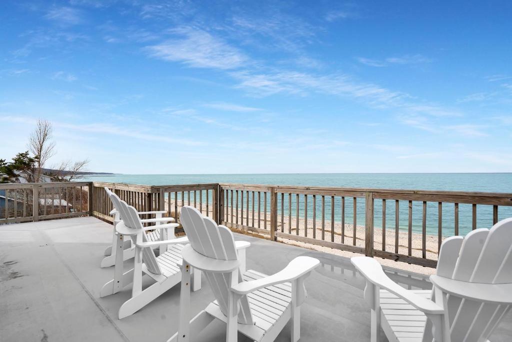 Luxurious Mermaid Inn Beach House: Hot Tub, Games image