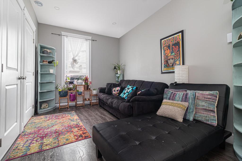 Mi Casa Su Casa, Heart of Downtown St. John's, 1 BDRM Apt with Backyard
