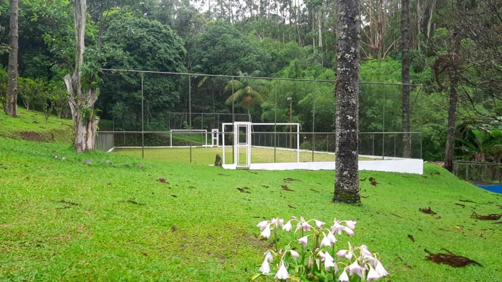 Casa de campo agradável com piscina, parquinho, lago, riacho, quadra, sinuca e mais!