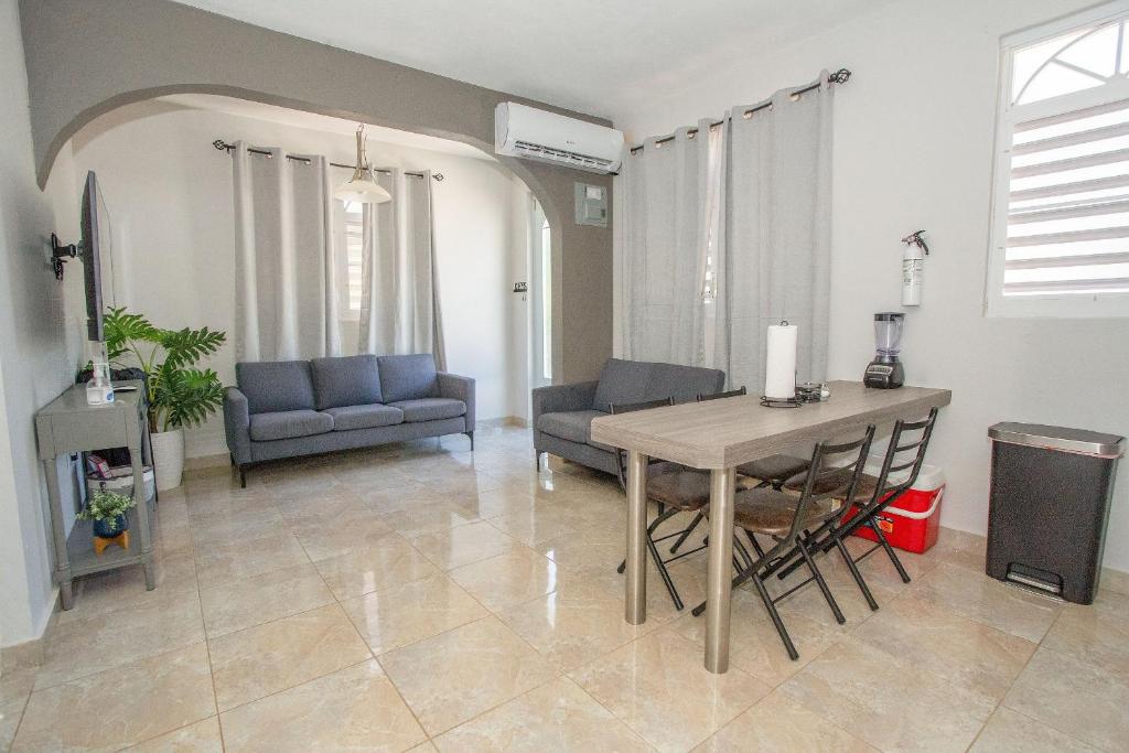 Raíces Realty Rentals: Cabo Rojo, Puerto Rico ;Piscina & Playa