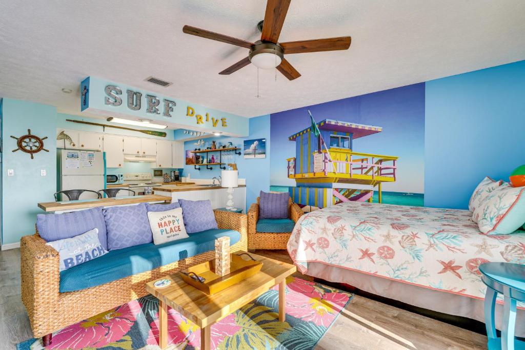 Breezy PCB Apt with Balcony - Walk to Beach! photo 3