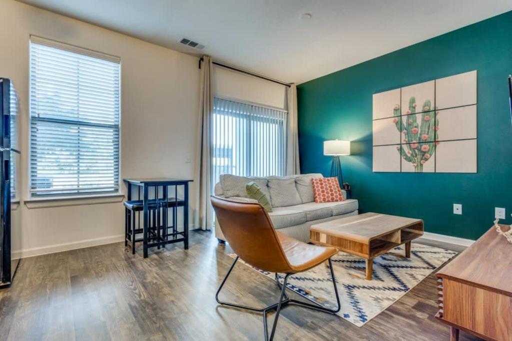 Spacious CozySuites on I-35 w pool and parking #03 photo 1
