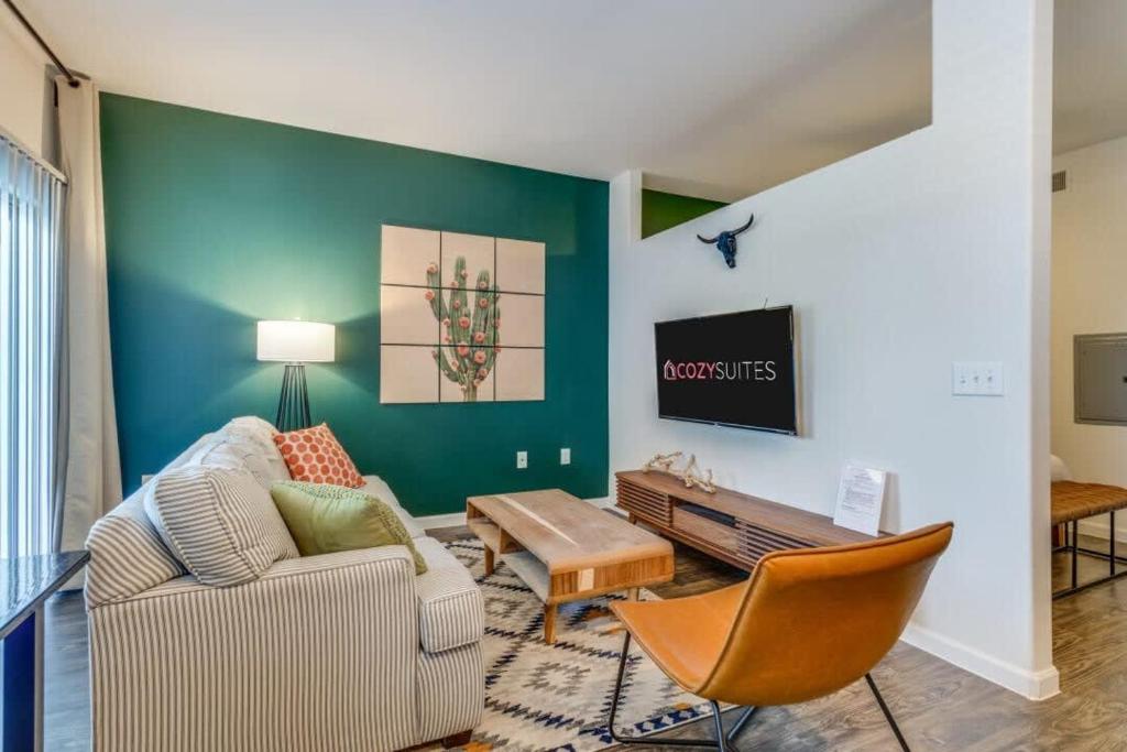 Spacious CozySuites on I-35 w pool and parking #03 photo 2