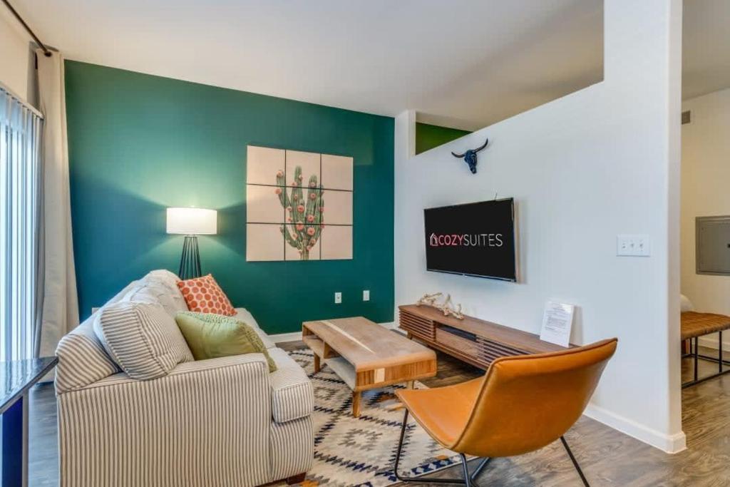 Spacious CozySuites on I-35 w pool and parking #05 photo 2