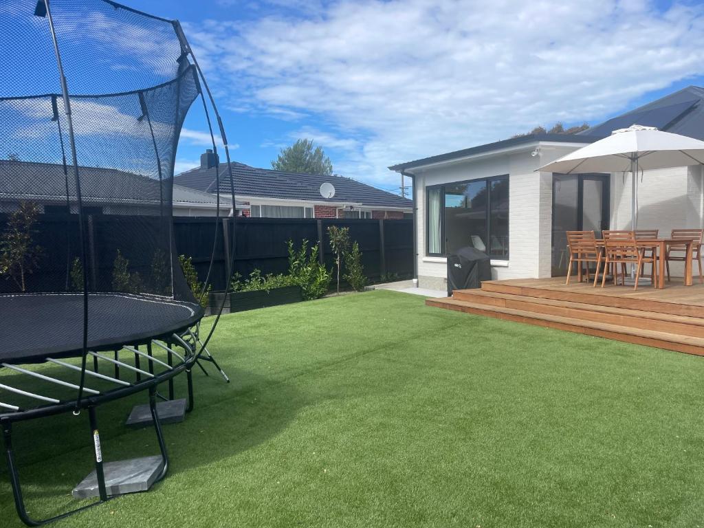 Private, Quiet, Family Friendly, 6 minutes to Airport photo 1