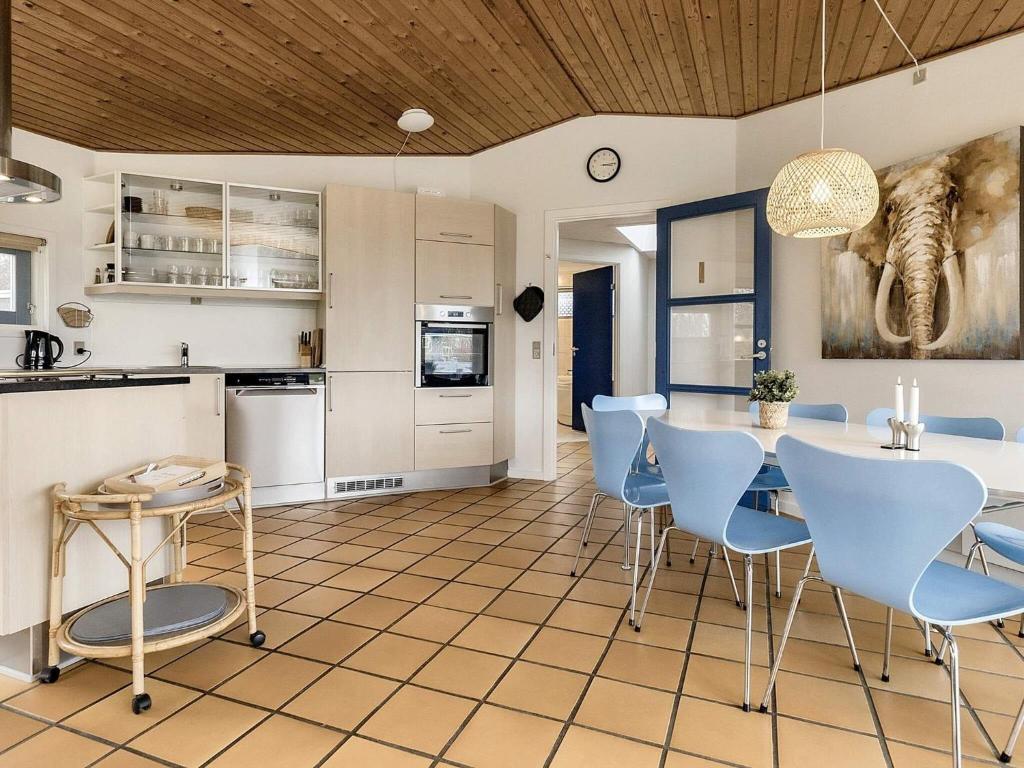 Four-Bedroom Holiday home in Væggerløse 22 photo 4