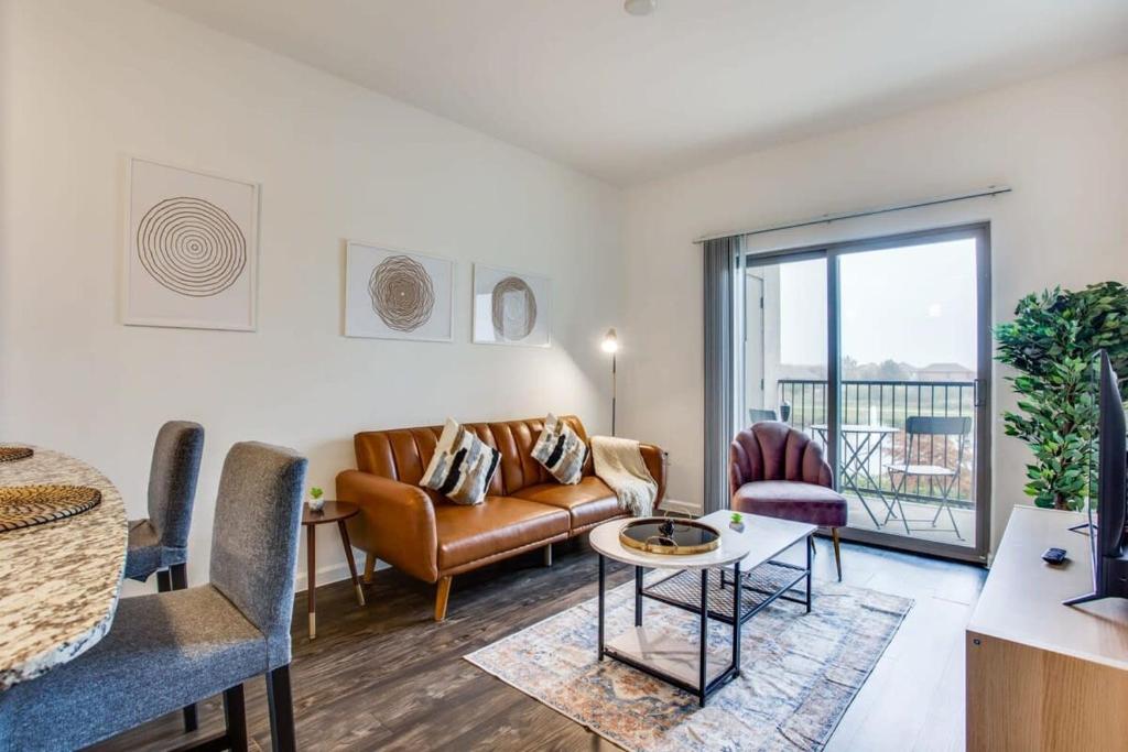 Astonishing CozySuites on I-35 with pool &parking #08 photo 2