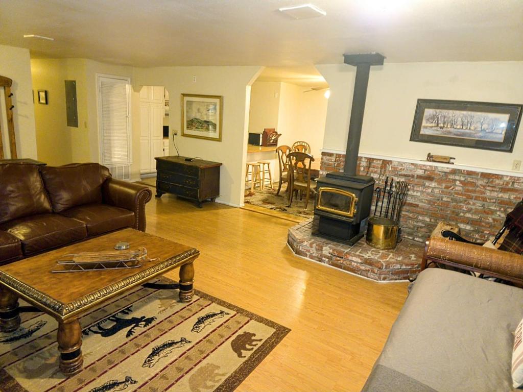 Sierra's Place - The Alpine Hostel & Suites photo 1