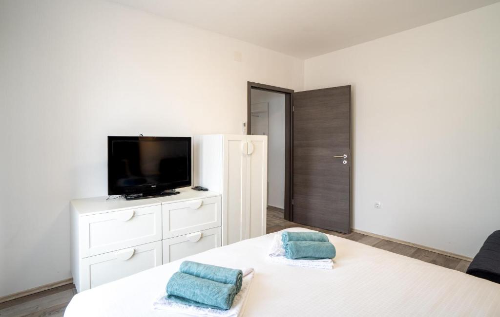 1 Bedroom Lovely Apartment In Karlobag photo 2