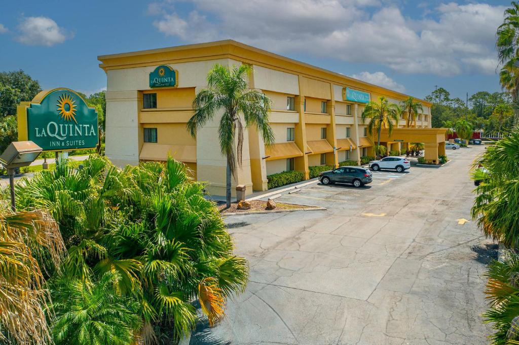 La Quinta Inn & Suites by Wyndham Tampa Brandon West image