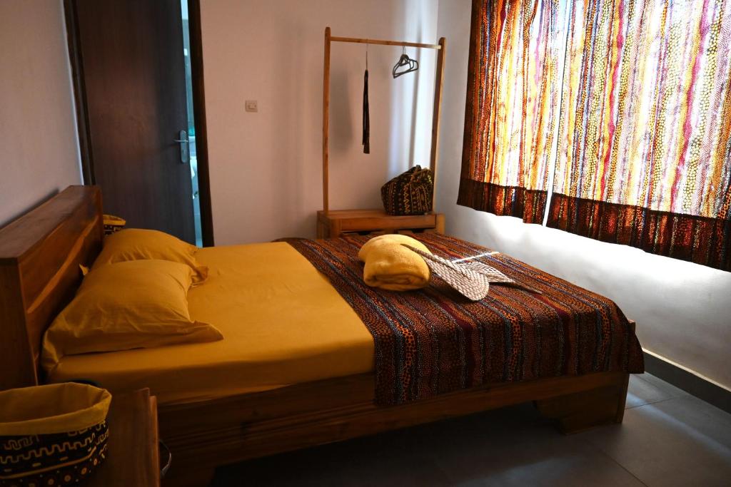 Les Amazones Rouges Chambre Jaune photo 1