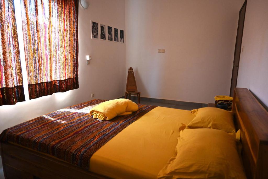 Les Amazones Rouges Chambre Jaune photo 2