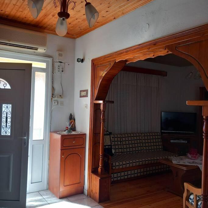Quiet furnished millwork House. photo 4