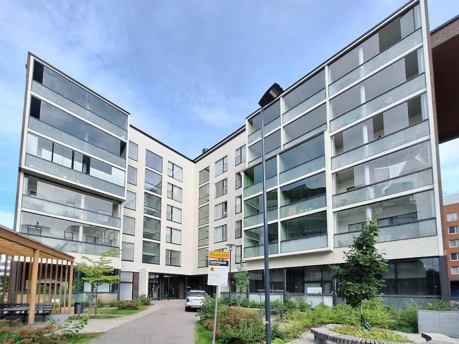Studio next to train station, 7 mins by train to airport photo 2