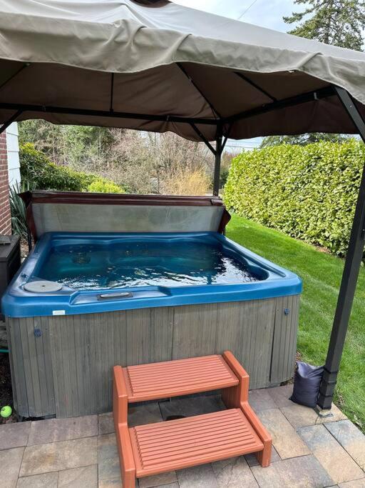 Friendly one bedroom with full kitchen and bath photo 1