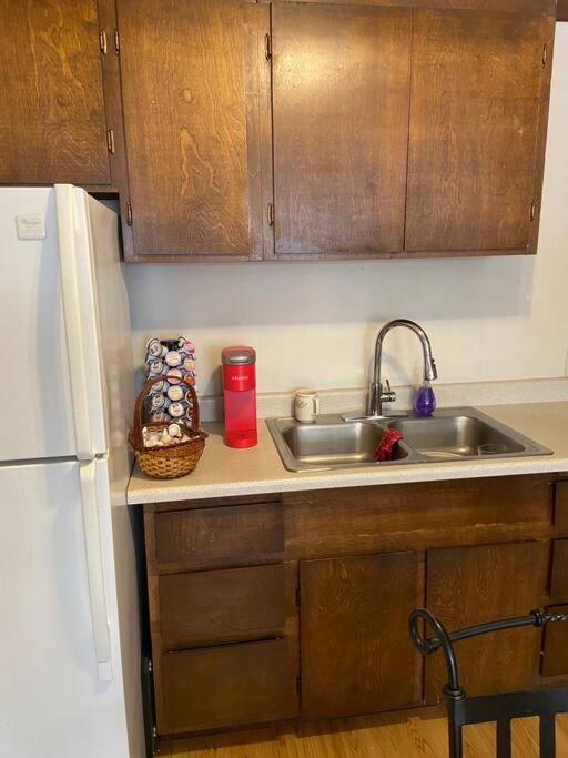 Friendly one bedroom with full kitchen and bath photo 4