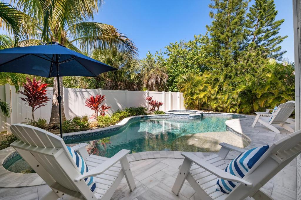 Ocean Star! 7 Bdrms, 7 Baths! Beaches less than 5min walk to beach! image