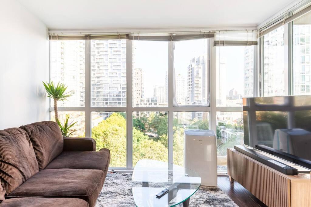 Luxury 2-bedroom condo beach side Yaletown photo 3