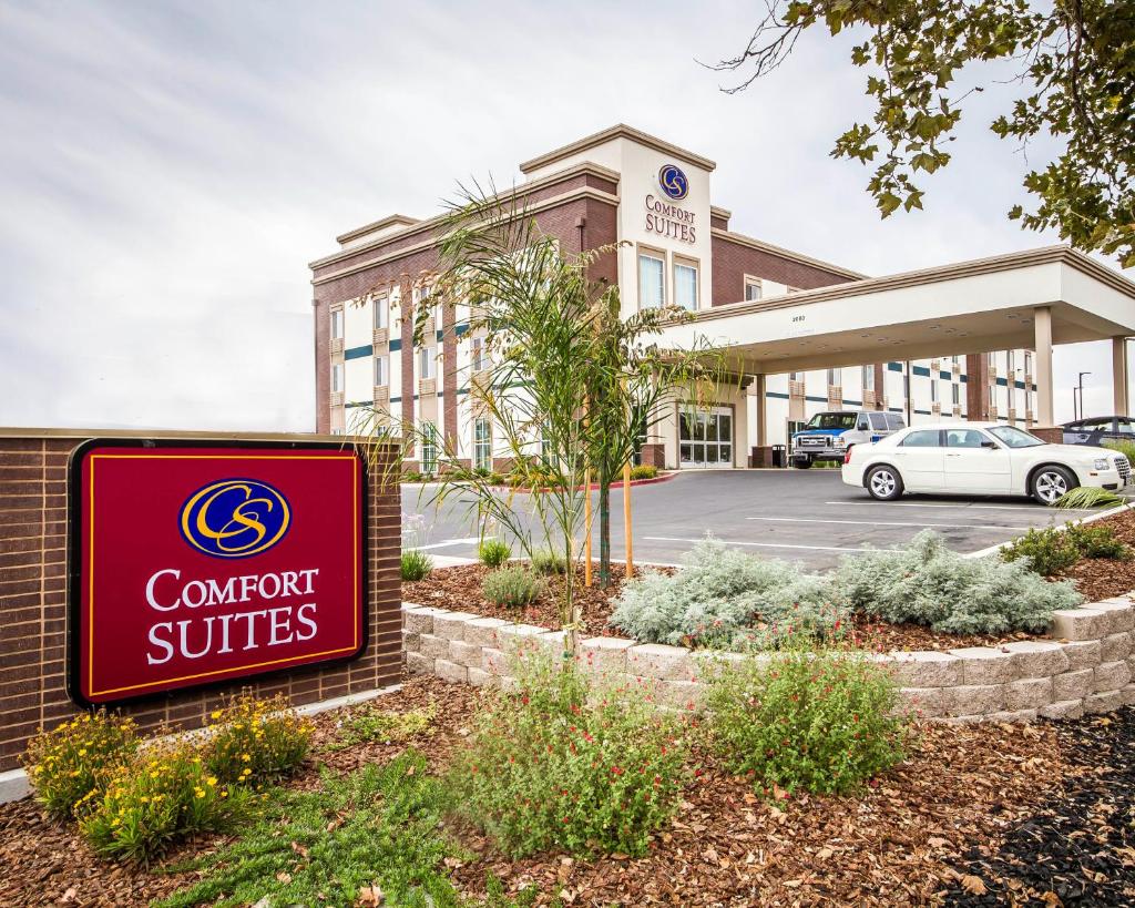 Comfort Suites Woodland - Sacramento Airport image