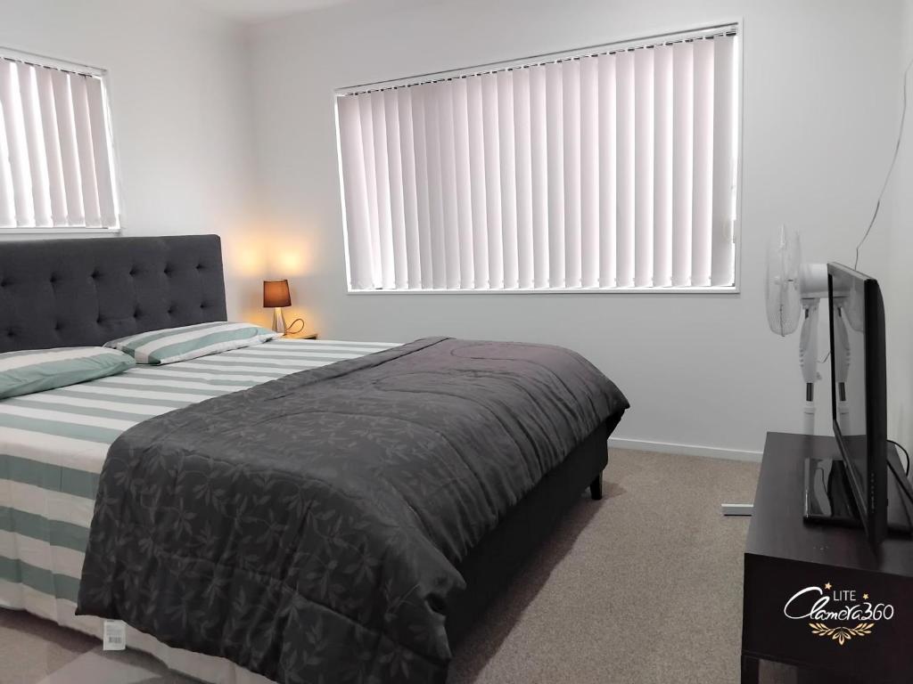 HomeStay! Close to Airport, bus & Train station