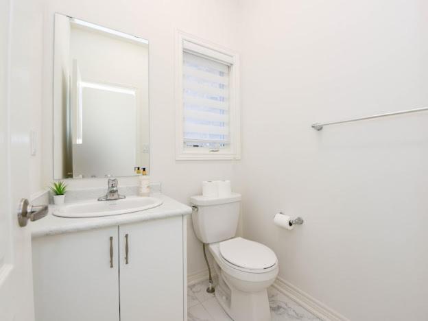 Stylish 4BDR in Waterdown Hamilton photo 3