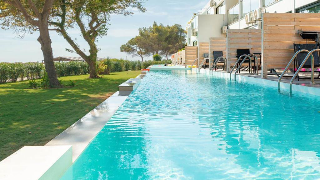 Ninos Grand Beach Hotel & Resort - Tap to explore photos