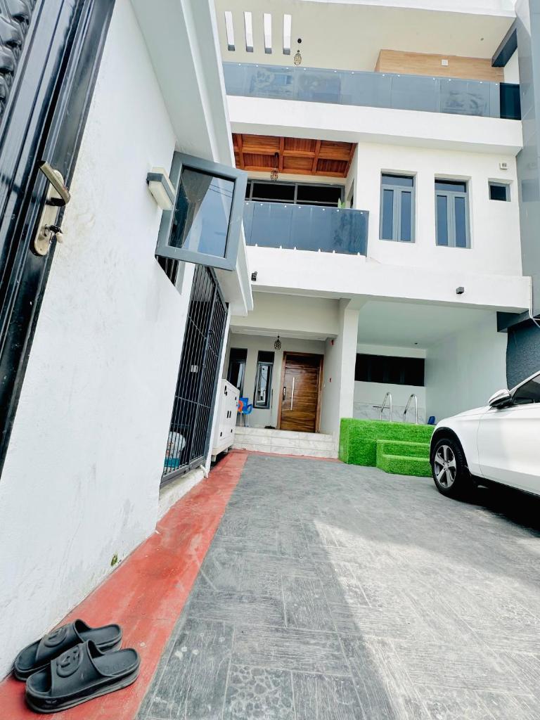 Newly built Smart 4 bed rooms duplex in Ilasan ikate lekki photo 2