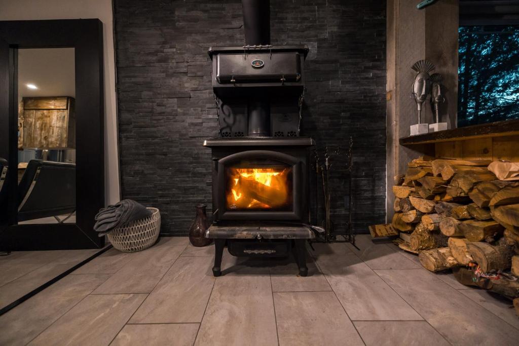 LoveNest - Hot tub & Fireplace - Warm, cozy & relaxing photo 3