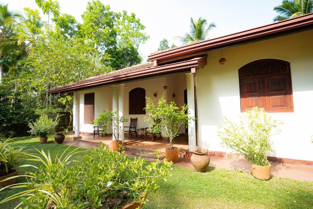 Coconut Treehouse- Villa near Unawatuna Beach photo 2
