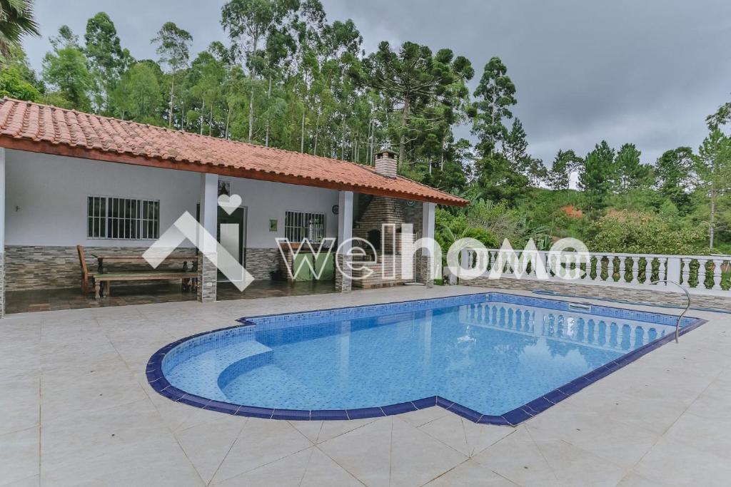 Casa com piscina e balanço na árvore em Itapevi
