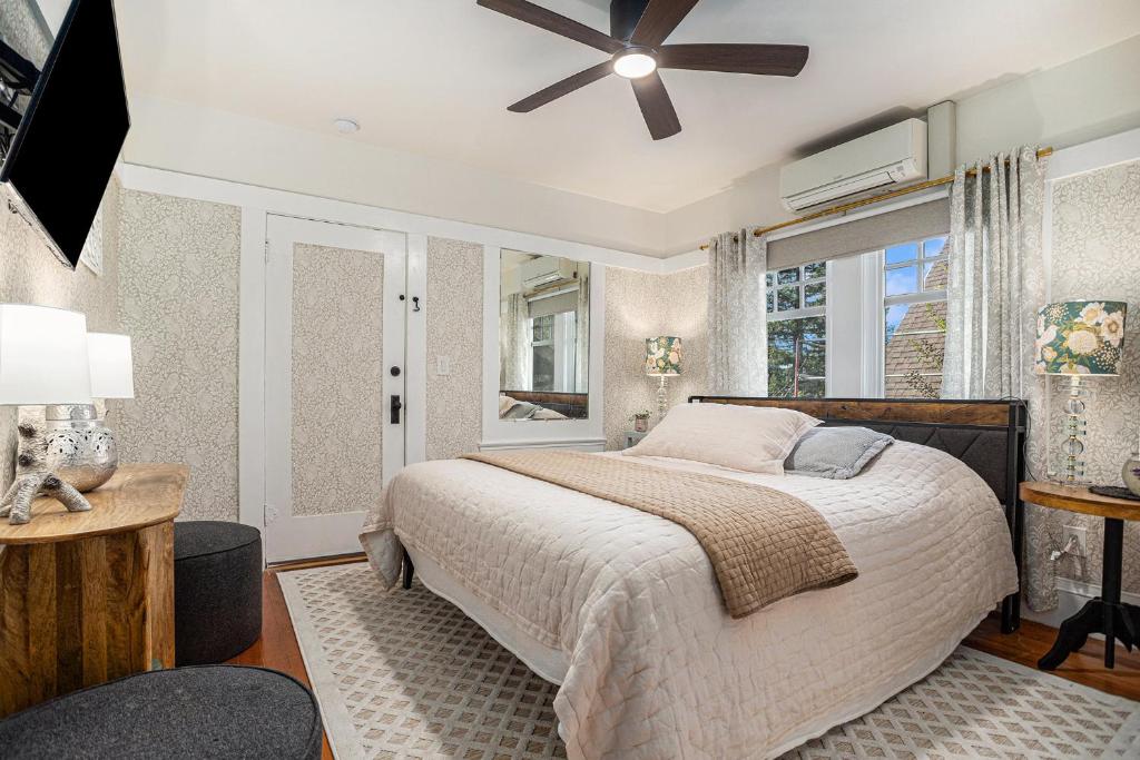 Hemlock Room image