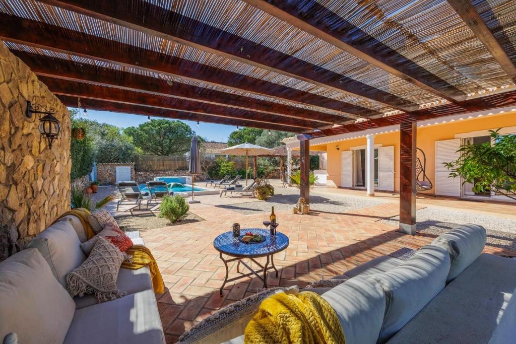 Beautiful Countryside Villa w Private Garden and Pool photo 2