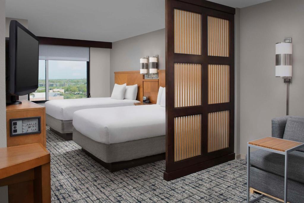Hyatt Place Houston/Sugar Land Room Type - Two Queen Beds Lake View (with sofa bed)