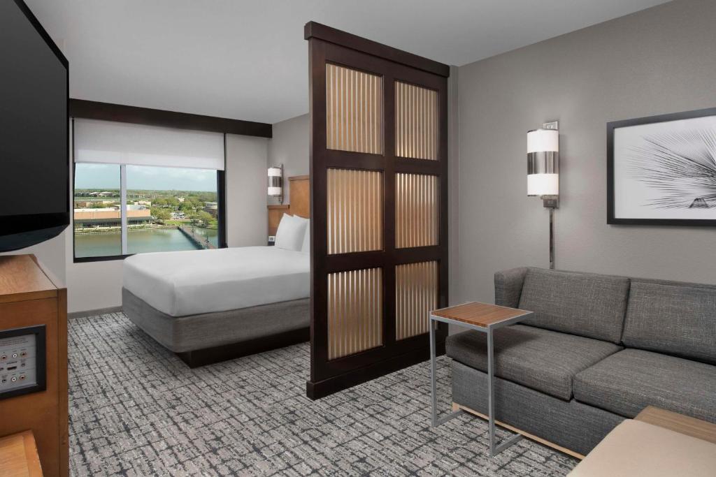 Hyatt Place Houston/Sugar Land Room Type - King Bed (with sofa bed)