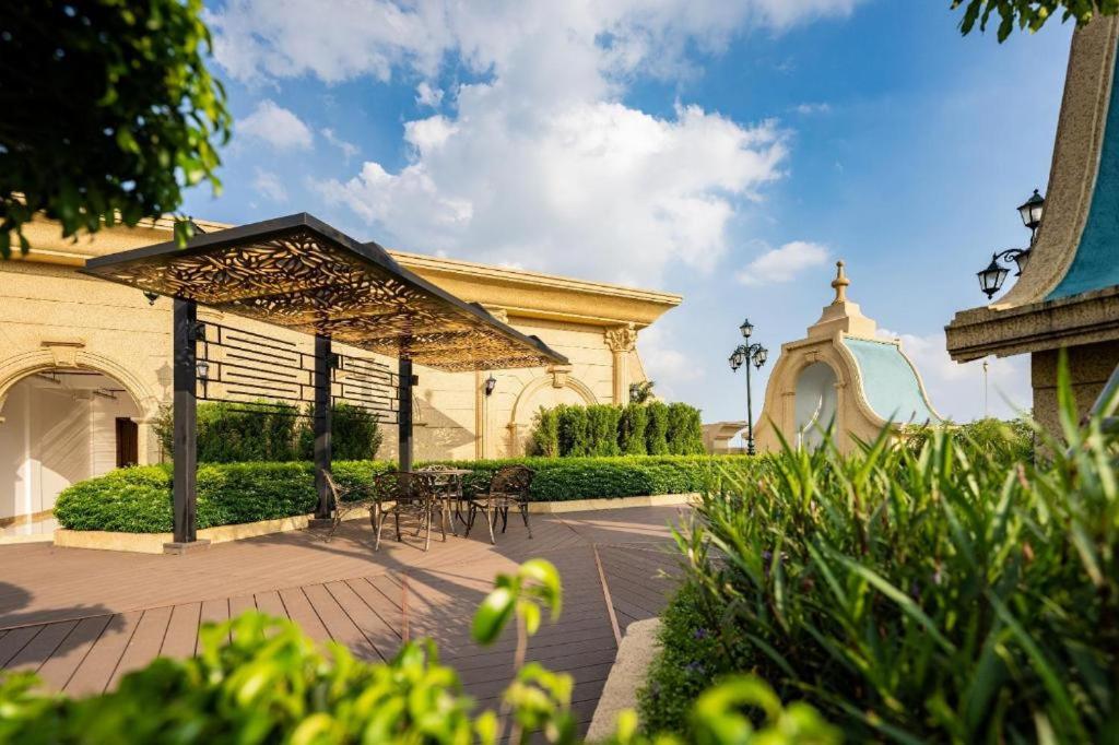 iHome Luxury Apartment in D'eldorado tower