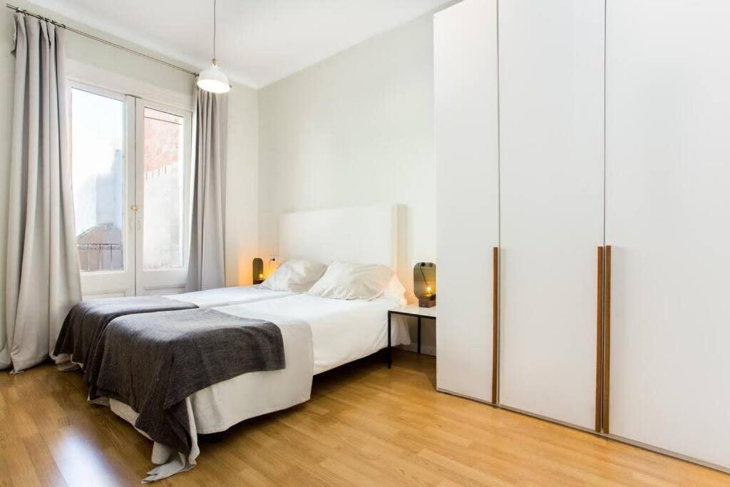 The Collection Barcelona - Centric 3bedroom apart in Las Ramblas - Tap to explore photos