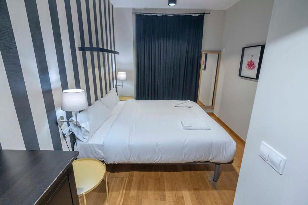 The Collection Barcelona - 2 bedroom with balcony in Eixample district - Tap to explore photos