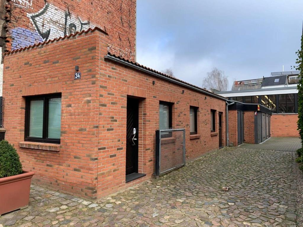 Cosy Studio with Private Parking - Tap to explore photos