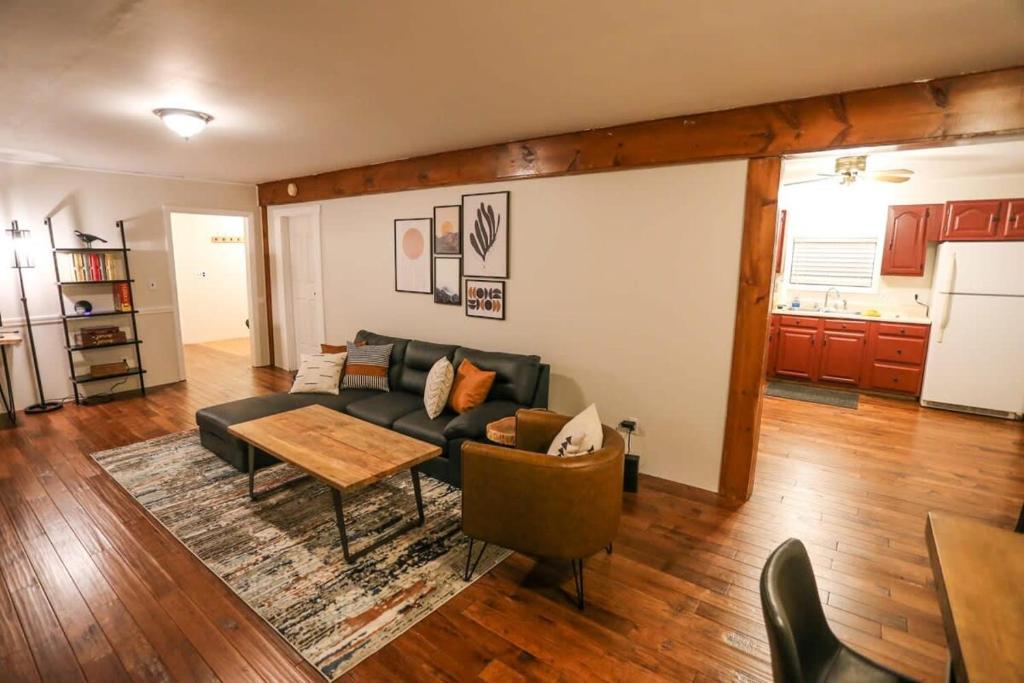 Modern & Cozy Getaway House near Conway lake - Pet Friendly image