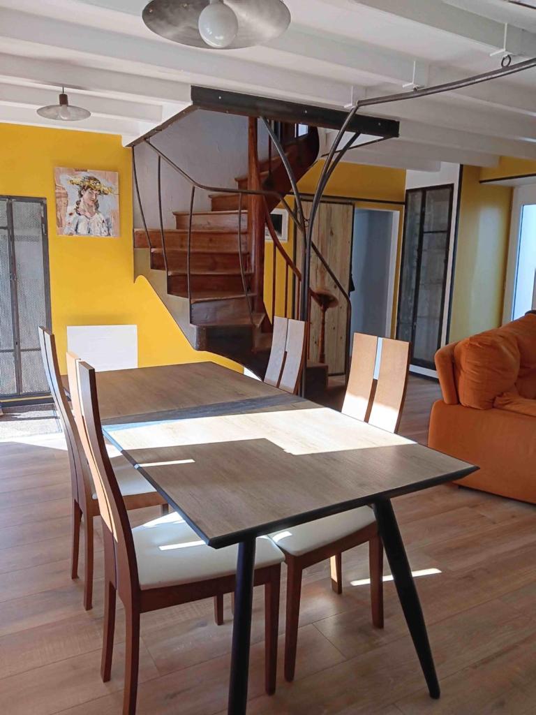 maison ancienne refaite entièrement à neuf 8pers, 4 chambres dans village Montfarville 50760 france