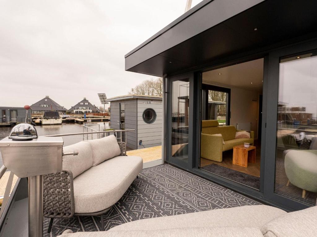 Stay on this nice houseboat photo 4